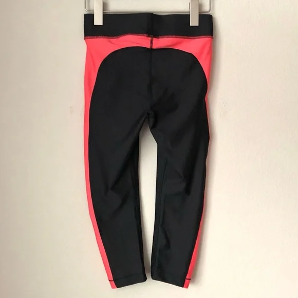 CLOSEOUT \Under Armour\• Compression Crop Leggings - Picture 6 of 16